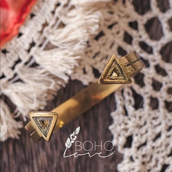 Antiqued Gold Love Arrow Bracelet - Picture 3 of 3